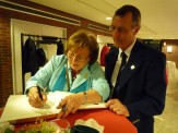 La représentant des autorités sierroises (Mme Meugnier) et notre président concentrés sur le livre d'or